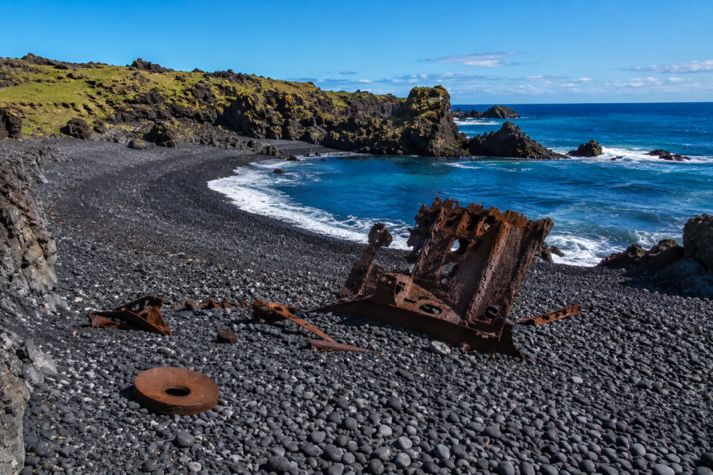 Black pebble beach and shipwreck remains at Djúpalónssandur